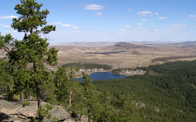 Lake and pine-covered hills in Karkaraly National Park